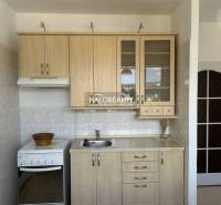 Prenájom, jednoizbový byt Prievidza, Čierne Mesto - ... - Kuchyňa v 1-izbovom byte s dreveným dekorom a bielymi kachličkami.