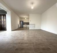 Predaj, rodinný dom Chynorany - Priestranný interiér s veľkými oknami a podlahou s dreveným dekorom v rodinnom dome.