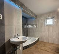 Predaj, rodinný dom Chynorany - Kúpeľňa rodinného domu s vaňou, umývadlom a podlahou s dreveným dekorom.