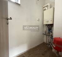 Predaj, rodinný dom Chynorany - Technická miestnosť v rodinnom dome s kotlom a podlahou s dreveným dekorom.