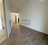 Predaj, rodinný dom Chynorany - Interiér rodinného domu s podlahou s dreveným dekorom a bielymi stenami.