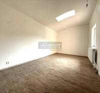 Predaj, rodinný dom Chynorany - Priestranná miestnosť s podlahou s dreveným dekorom v rodinnom dome.