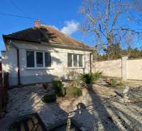 V exkluzívnom zastúpení majiteľa ponúkame na predaj rodinný dom - Rodinný dom na Hlavnej ulici v Zavare s predzáhradkou a kamenistým povrchom.