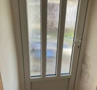 V exkluzívnom zastúpení majiteľa ponúkame na predaj rodinný dom - Sklenené dvere v rodinnom dome s podlahou s dreveným dekorom.