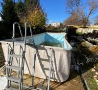 V exkluzívnom zastúpení majiteľa ponúkame na predaj rodinný dom - Rodinný dom na Hlavnej ulici v Zavare s nadzemným bazénom v záhrade.