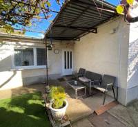 V exkluzívnom zastúpení majiteľa ponúkame na predaj rodinný dom - Rodinný dom v Zavare na Hlavnej ulici s terasou a zelenou záhradou.