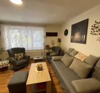 V exkluzívnom zastúpení majiteľa ponúkame na predaj rodinný dom - Obývacia izba v rodinnom dome s podlahou s dreveným dekorom a komfortným sedením.