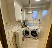 V exkluzívnom zastúpení majiteľa ponúkame na predaj rodinný dom - Práčovňa v rodinnom dome s kachličkovanými stenami a spotrebičmi, podlaha s dreveným dekorom.