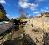 V exkluzívnom zastúpení majiteľa ponúkame na predaj rodinný dom - Rodinný dom na Hlavnej ulici v Zavare s bazénom a záhradou.