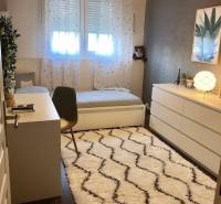 Exkl.4 iz novostavba RD - tepelné čerpadlo - Moravany nad Váhom - Detská izba s pracovným stolom, kobercom a podlahou s dreveným dekorom v rodinnom dome.