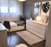 Exkl.4 iz novostavba RD - tepelné čerpadlo - Moravany nad Váhom - Izba v rodinnom dome s podlahou s dreveným dekorom, umeleckými obrazmi a dekoratívnymi kvetmi.