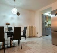 SLOVREAL - Predaj rodinného domu - Handlová - Jedálenská zóna s tmavým stolom a stoličkami v rodinnom dome.