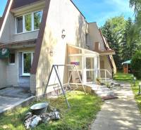 SLOVREAL - Predaj rodinného domu - Handlová - Rodinný dom v Handlovej obklopený zeleňou s altánkom a detskou hojdačkou na dvore.