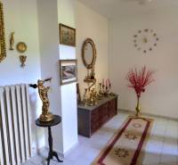 SLOVREAL - Predaj rodinného domu - Handlová - Dekoratívne interiérové doplnky s ornamentálnymi zrkadlami a starožitným nábytkom v rodinnom dome.