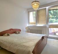 SLOVREAL - Predaj rodinného domu - Handlová - Spálňa v rodinnom dome s veľkou posteľou a šatníkovou skriňou.