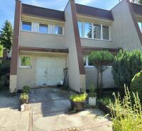 SLOVREAL - Predaj rodinného domu - Handlová - Rodinný dom v Handlovej obklopený zeleňou s terasou a záhradou plnou rastlín.