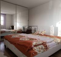 Predaj, rodinný dom Trebišov, NOVÁ SKVELÁ CENA ul. J... - Spálňa v rodinnom dome s manželskou posteľou, zrkadlovou skriňou a oknom.