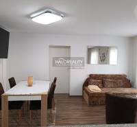 Predaj, rodinný dom Trebišov, NOVÁ SKVELÁ CENA ul. J... - Obývačka s jedálenským stolom, hnedé kreslá, sedačka a rodinný dom, príjemná atmosféra.