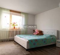 Predaj, rodinný dom Trebišov, NOVÁ SKVELÁ CENA ul. J... - Spálňa rodinného domu s posteľou, nočným stolíkom a hojdačkou hračiek.