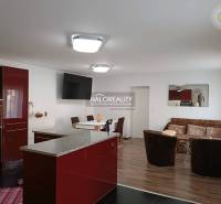 Predaj, rodinný dom Trebišov, NOVÁ SKVELÁ CENA ul. J... - Kuchyňa s jedálňou v rodinnom dome, červená linka, pohovka a pohodlné kreslá.