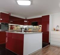 Predaj, rodinný dom Trebišov, NOVÁ SKVELÁ CENA ul. J... - Kuchyňa v byte s červenými skrinkami, ostrovčekom a spotrebičmi. Rodinný dom.