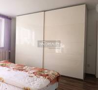 Predaj, rodinný dom Trebišov, NOVÁ SKVELÁ CENA ul. J... - Spálňa v rodinnom dome s veľkou skriňou, posteľou a farebnými záclonami.