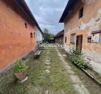 Predaj, rodinný dom Nedožery - Brezany, Nedožery, 2 ... - Dvory rodinných domov v Nedožeroch - Brezanoch so záhradou a lavičkou.