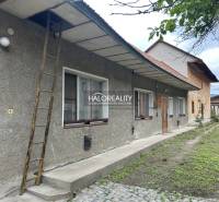 Predaj, rodinný dom Nedožery - Brezany, Nedožery, 2 ... - V Nedožeroch-Brezanoch sa nachádza rodinný dom s jednoduchou fasádou a drevenými oknami.