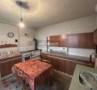 Predaj, rodinný dom Nedožery - Brezany, Nedožery, 2 ... - Kuchyňa s klasickým nábytkom a sporákom v rodinnom dome.