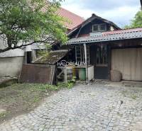 Predaj, rodinný dom Nedožery - Brezany, Nedožery, 2 ... - Dvor rodinného domu v Nedožeroch - Brezanoch s vydláždenou plochou a stromom.