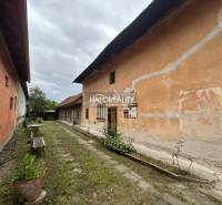 Predaj, rodinný dom Nedožery - Brezany, Nedožery, 2 ... - Dvor pri rodinnom dome v Nedožeroch - Brezanoch, s lavičkou a kvetináčom.