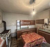 Predaj, rodinný dom Nedožery - Brezany, Nedožery, 2 ... - Kuchyňa v rodinnom dome s vintage nábytkom a jedálenským stolom.