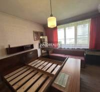 Predaj, rodinný dom Nedožery - Brezany, Nedožery, 2 ... - Spálňa v rodinnom dome s posteľou, červenými závesmi a vintage dekoráciou.