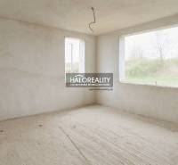 Predaj, rodinný dom Dolný Pial - VO VÝSTAVBE - Ošúchané steny, veľké okná, prázdny interiér v rodinnom dome.