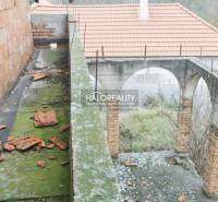 Predaj, rodinný dom Dolný Pial - VO VÝSTAVBE - Stavebný materiál na neudržiavanej terase rodinného domu v Hornom Piali, s rozbitými škridlami.