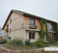 Predaj, rodinný dom Dolný Pial - VO VÝSTAVBE - Rodinný dom v Dolnom Piali s kamennými stenami a dreveným obložením, obklopený zeleňou.