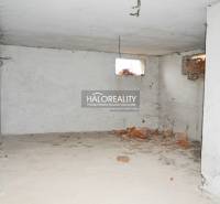 Predaj, rodinný dom Dolný Pial - VO VÝSTAVBE - Nezariadený priestor so sivými stenami a dvojicou malých okien v Rodinnom dome.