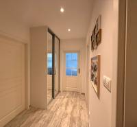 KRÁSNY, ÚTULNÝ A ŠTÝLOVÝ 3 IZBOVÝ BYT | DUBRAVKA - Predsieň s dlažbou, zrkadlovou skriňou a svetlými dverami v 3-izbovom byte.