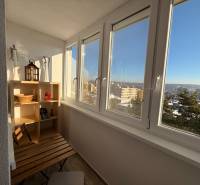 KRÁSNY, ÚTULNÝ A ŠTÝLOVÝ 3 IZBOVÝ BYT | DUBRAVKA - Lodžia v 3-izbovom byte s dreveným dekorom, výhľad na panorámu Bratislavy.