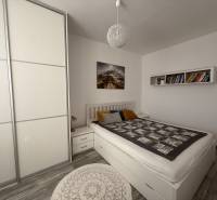 KRÁSNY, ÚTULNÝ A ŠTÝLOVÝ 3 IZBOVÝ BYT | DUBRAVKA - Spálňa s bielym nábytkom v 3-izbovom byte, podlaha s dreveným dekorom.