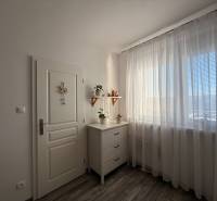 KRÁSNY, ÚTULNÝ A ŠTÝLOVÝ 3 IZBOVÝ BYT | DUBRAVKA - Svetlá izba v 3-izbovom byte s komodou, závesmi a rastlinami vo vnútri.