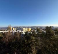 KRÁSNY, ÚTULNÝ A ŠTÝLOVÝ 3 IZBOVÝ BYT | DUBRAVKA - Výhľad z 3-izbového bytu na Tranovského ulici v Bratislave - Dúbravke s panorámou.