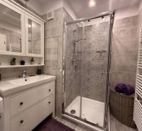 KRÁSNY, ÚTULNÝ A ŠTÝLOVÝ 3 IZBOVÝ BYT | DUBRAVKA - Kúpeľňa s umývadlom, sprchovým kútom, skrinkou a zrkadlom v 3-izbovom byte.
