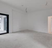 Novostavba samostatne stojaceho RD v štandarde, nízka spotreba - Prázdna izba v rodinnom dome s veľkým oknom a betónovou podlahou.