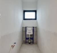 Novostavba samostatne stojaceho RD v štandarde, nízka spotreba - Nedokončená kúpeľňa v rodinnom dome s oknom a nainštalovanou WC konštrukciou Geberit.