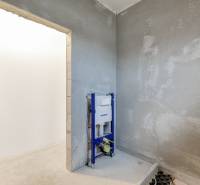 Novostavba samostatne stojaceho RD v štandarde, nízka spotreba - Rozostavaná kúpeľňa v rodinnom dome s inštaláciou pre závesné WC.