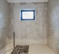 Novostavba samostatne stojaceho RD v štandarde, nízka spotreba - Stavebná kúpeľňa bez obkladu v rodinnom dome s malým oknom a prípravou na inštaláciu.