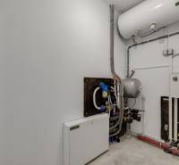 Novostavba samostatne stojaceho RD v štandarde, nízka spotreba - Technické vybavenie rodinného domu s potrubím v bielej miestnosti.