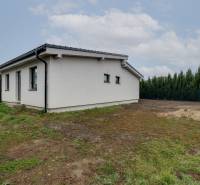 Novostavba samostatne stojaceho RD v štandarde, nízka spotreba - Rodinný dom na ulici Pri parku v Slovenskom Grobe s oploceným pozemkom.