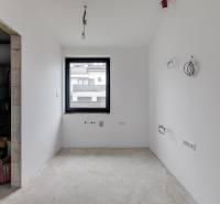 Novostavba samostatne stojaceho RD v štandarde, nízka spotreba - Interiér Rodinného domu s bielymi stenami, oknom a rozostavanou technickou miestnosťou.